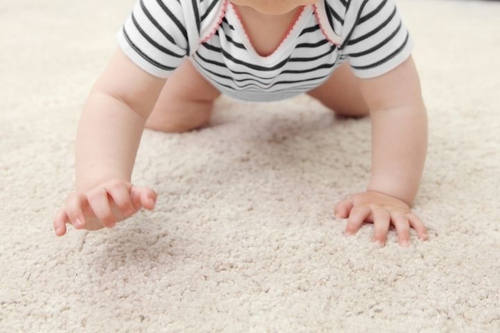 Baby auf Teppichboden